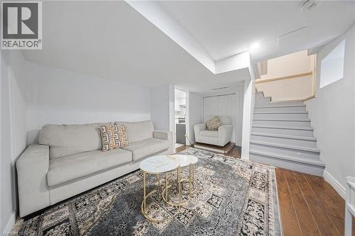 118 Cope Street, Hamilton, ON - Indoor Photo Showing Living Room
