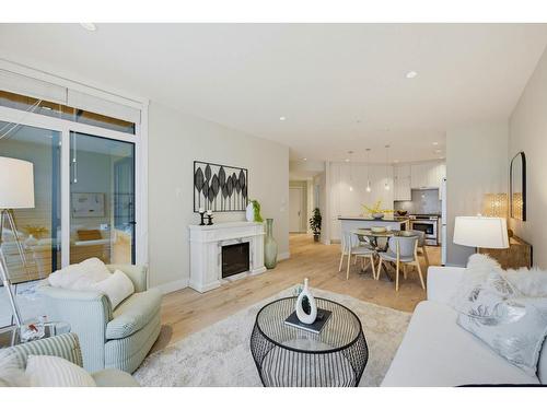 208 14855 Thrift Avenue, White Rock, BC - Indoor Photo Showing Living Room
