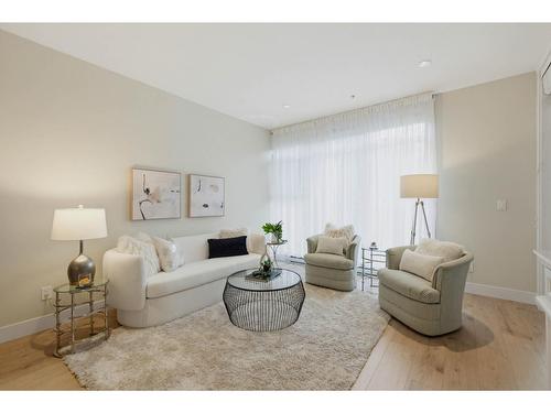 208 14855 Thrift Avenue, White Rock, BC - Indoor Photo Showing Living Room