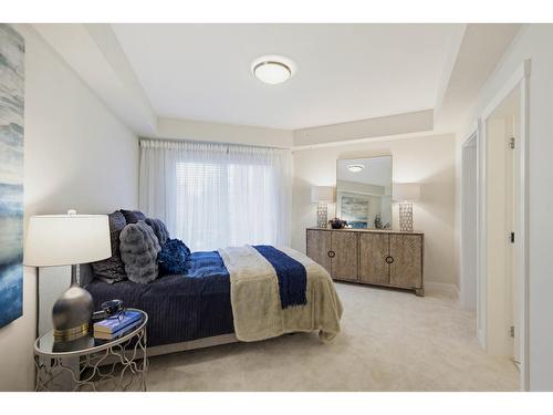 208 14855 Thrift Avenue, White Rock, BC - Indoor Photo Showing Bedroom