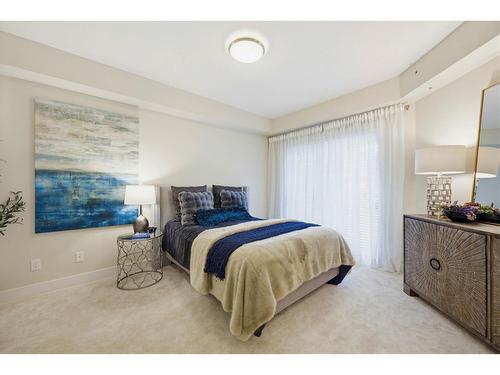 208 14855 Thrift Avenue, White Rock, BC - Indoor Photo Showing Bedroom