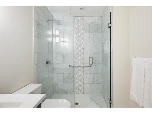 208 14855 Thrift Avenue, White Rock, BC - Indoor Photo Showing Bathroom