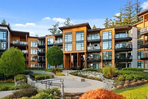 208 14855 Thrift Avenue, White Rock, BC - Outdoor With Balcony With Facade