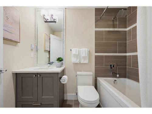 208 14855 Thrift Avenue, White Rock, BC - Indoor Photo Showing Bathroom