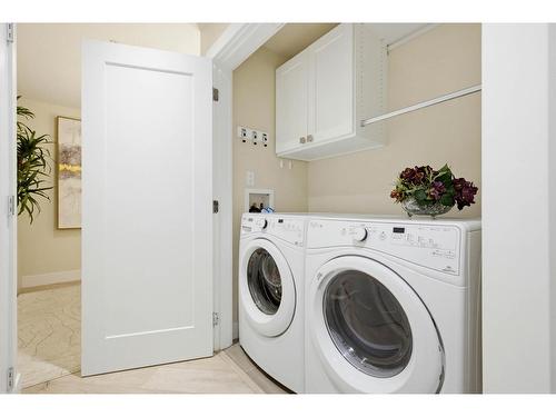 208 14855 Thrift Avenue, White Rock, BC - Indoor Photo Showing Laundry Room