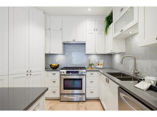 208 14855 Thrift Avenue, White Rock, BC - Indoor Photo Showing Kitchen With Double Sink With Upgraded Kitchen