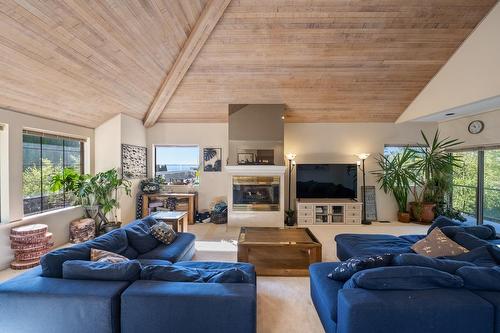 1311 133A Street, Surrey, BC - Indoor Photo Showing Living Room With Fireplace