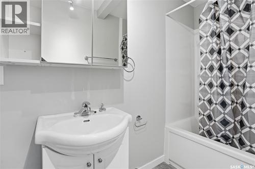 726 Cameron Street, Regina, SK - Indoor Photo Showing Bathroom