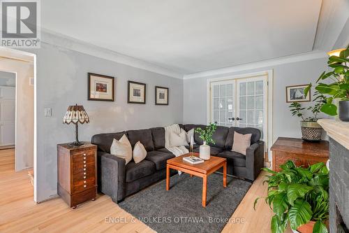 99 Glynn Avenue, Ottawa, ON - Indoor Photo Showing Living Room