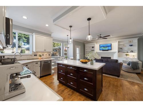 14027 Blackburn Avenue, White Rock, BC - Indoor Photo Showing Kitchen With Upgraded Kitchen