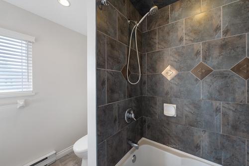 14027 Blackburn Avenue, White Rock, BC - Indoor Photo Showing Bathroom