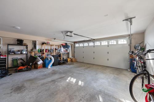 14027 Blackburn Avenue, White Rock, BC - Indoor Photo Showing Garage