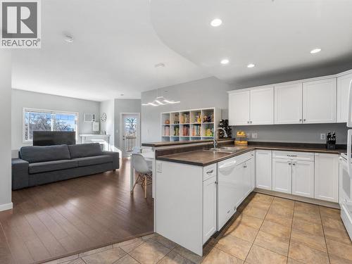 345 Mills Road Unit# 302, Kelowna, BC - Indoor Photo Showing Kitchen