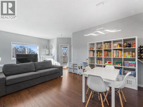 345 Mills Road Unit# 302, Kelowna, BC - Indoor Photo Showing Living Room