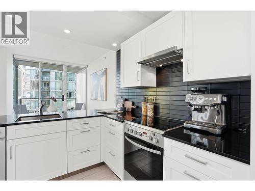 3206 1495 Richards Street, Vancouver, BC - Indoor Photo Showing Kitchen With Upgraded Kitchen