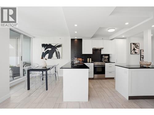 3206 1495 Richards Street, Vancouver, BC - Indoor Photo Showing Kitchen