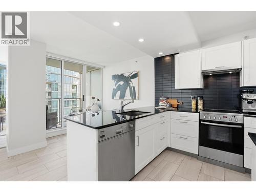 3206 1495 Richards Street, Vancouver, BC - Indoor Photo Showing Kitchen With Upgraded Kitchen