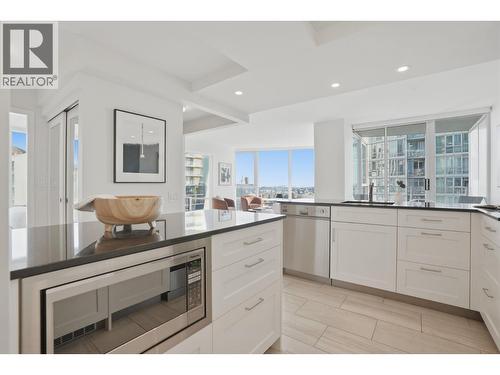 3206 1495 Richards Street, Vancouver, BC - Indoor Photo Showing Kitchen With Upgraded Kitchen
