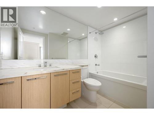 2307 3093 Windsor Gate, Coquitlam, BC - Indoor Photo Showing Bathroom