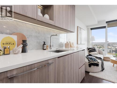 2105 433 Sw Marine Drive, Vancouver, BC - Indoor Photo Showing Kitchen