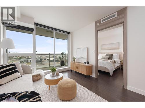 2105 433 Sw Marine Drive, Vancouver, BC - Indoor Photo Showing Living Room