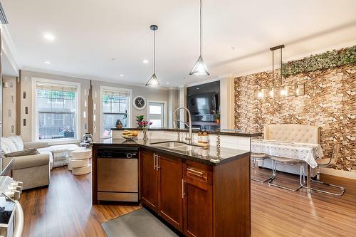 21123 80 Avenue, Langley, BC - Indoor Photo Showing Kitchen With Double Sink