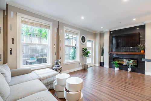 21123 80 Avenue, Langley, BC - Indoor Photo Showing Living Room