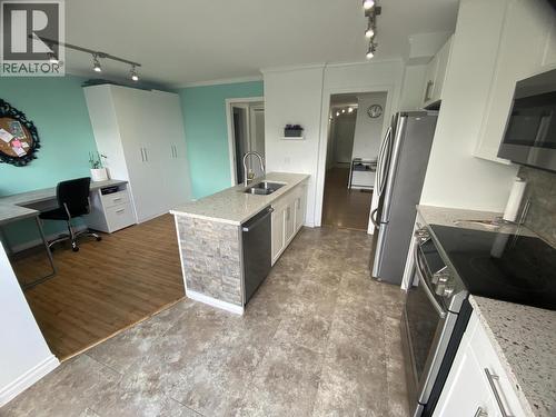 606 98 Tenth Street, New Westminster, BC - Indoor Photo Showing Kitchen With Double Sink