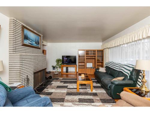 8736 154 Street, Surrey, BC - Indoor Photo Showing Living Room