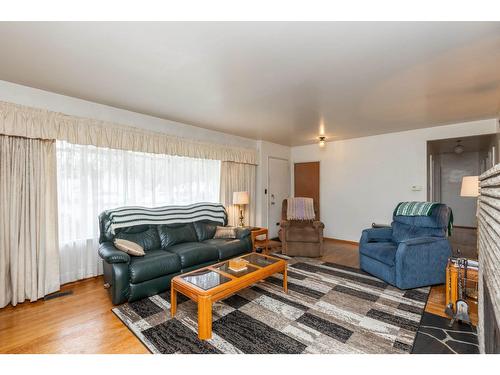 8736 154 Street, Surrey, BC - Indoor Photo Showing Living Room