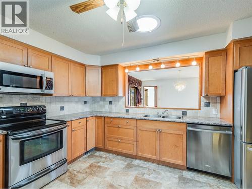 101 10Th Avenue, Castlegar, BC - Indoor Photo Showing Kitchen With Stainless Steel Kitchen With Double Sink
