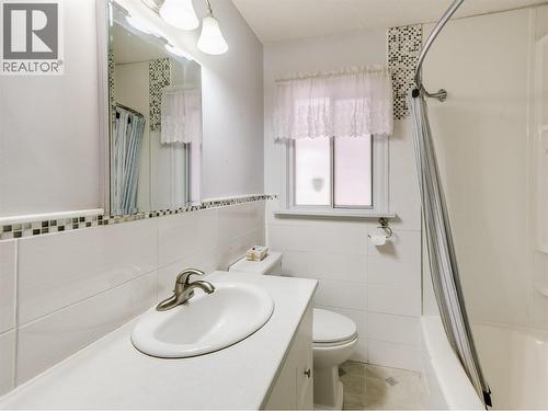 101 10Th Avenue, Castlegar, BC - Indoor Photo Showing Bathroom