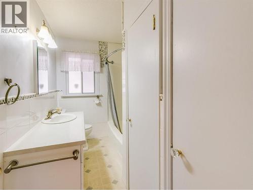 101 10Th Avenue, Castlegar, BC - Indoor Photo Showing Bathroom