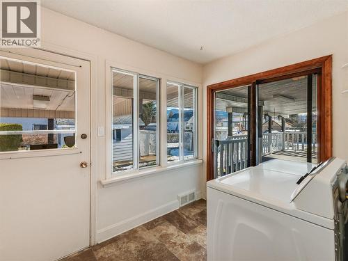 101 10Th Avenue, Castlegar, BC - Indoor Photo Showing Laundry Room