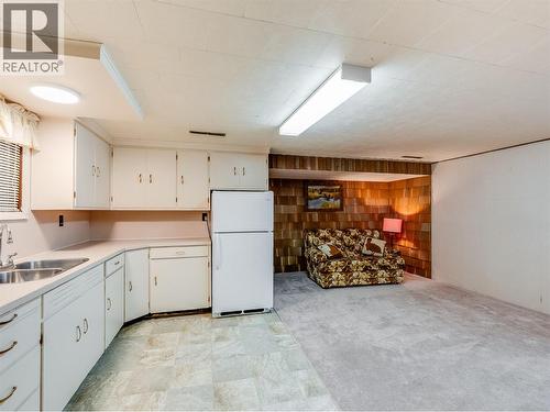 101 10Th Avenue, Castlegar, BC - Indoor Photo Showing Kitchen With Double Sink