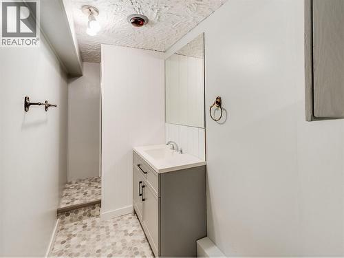 101 10Th Avenue, Castlegar, BC - Indoor Photo Showing Bathroom