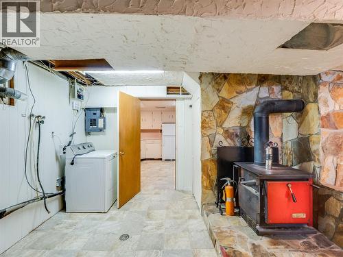 101 10Th Avenue, Castlegar, BC - Indoor Photo Showing Laundry Room