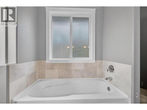 1581 20 Street Ne Unit# 36, Salmon Arm, BC - Indoor Photo Showing Bathroom