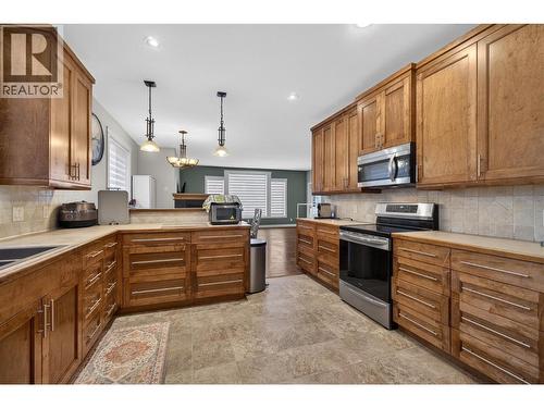 1581 20 Street Ne Unit# 36, Salmon Arm, BC - Indoor Photo Showing Kitchen