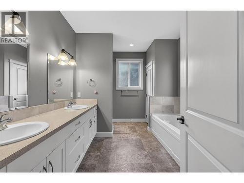 1581 20 Street Ne Unit# 36, Salmon Arm, BC - Indoor Photo Showing Bathroom