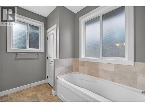 1581 20 Street Ne Unit# 36, Salmon Arm, BC - Indoor Photo Showing Bathroom