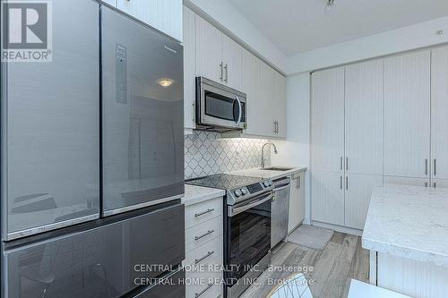1405 - 75 Oneida Crescent, Richmond Hill, ON - Indoor Photo Showing Kitchen With Upgraded Kitchen