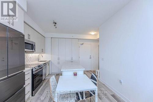 1405 - 75 Oneida Crescent, Richmond Hill, ON - Indoor Photo Showing Kitchen With Upgraded Kitchen