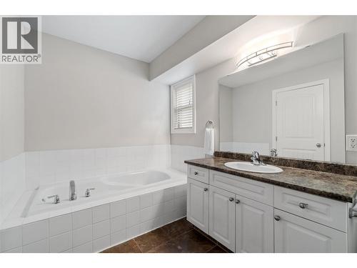 2042 Moonbeam Close, West Kelowna, BC - Indoor Photo Showing Bathroom