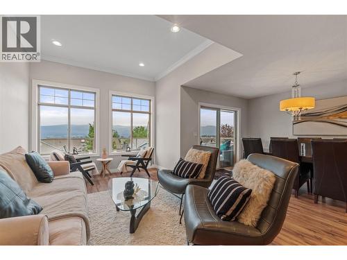2042 Moonbeam Close, West Kelowna, BC - Indoor Photo Showing Living Room