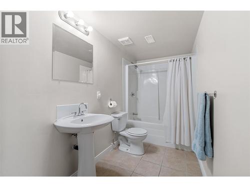 2042 Moonbeam Close, West Kelowna, BC - Indoor Photo Showing Bathroom