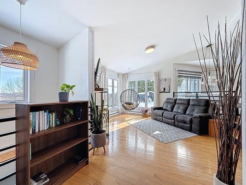 Living room - 71 Rue Henri-Dunant, Sainte-Agathe-Des-Monts, QC - Indoor