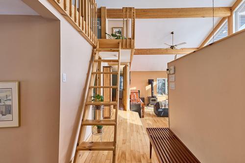 Hall d'entrée/Vestibule - 670 Ch. Des Îles, Entrelacs, QC - Indoor Photo Showing Other Room