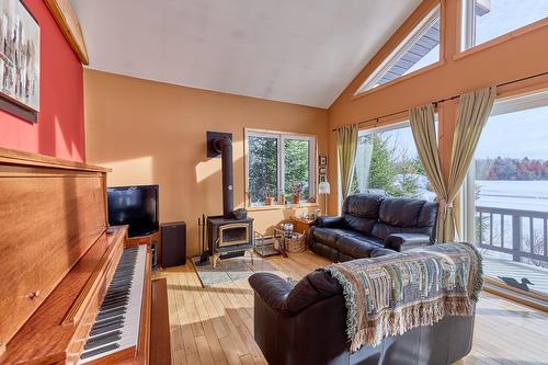 Salon - 670 Ch. Des Îles, Entrelacs, QC - Indoor Photo Showing Living Room