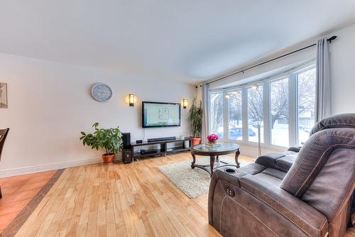 Salon - 123 Rue Houde, Kirkland, QC - Indoor Photo Showing Living Room